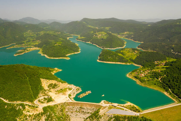 Sırbistan 'daki Tara Dağı' ndan Zaovine Gölü 'nün hava manzarası - Fotoğraf, Görsel