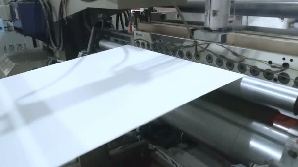 Extrusora y rodillos para recubrimiento de polietileno, PE sobre papel, para la fabricación de vasos de papel, - Imágenes, Vídeo