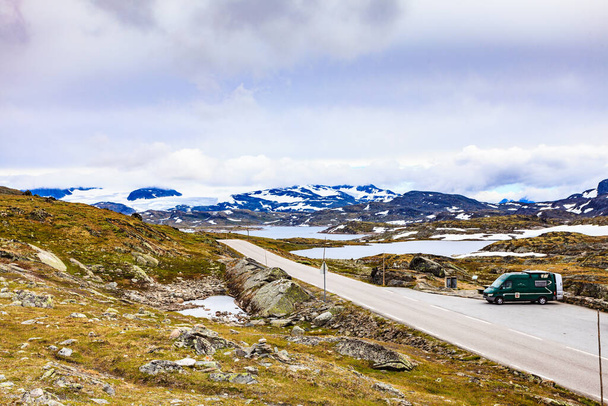 Автомобильный фургон с автофургоном в дороге. Норвегия горный пейзаж. Норвежский национальный туристический маршрут Sognefjellet. - Фото, изображение