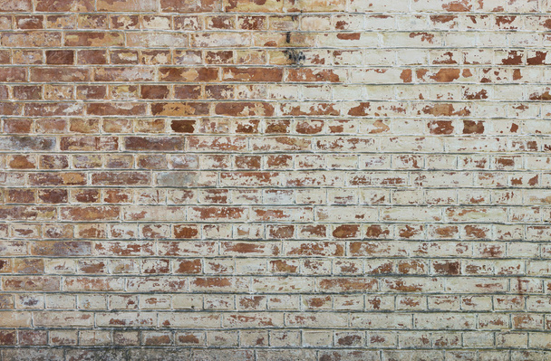 Фон старой винтажной кирпичной стены с шелушащей штукатуркой - Фото, изображение