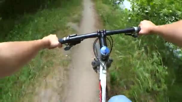 Ande de bicicleta na floresta em uma estrada de terra. Acção - Filmagem, Vídeo