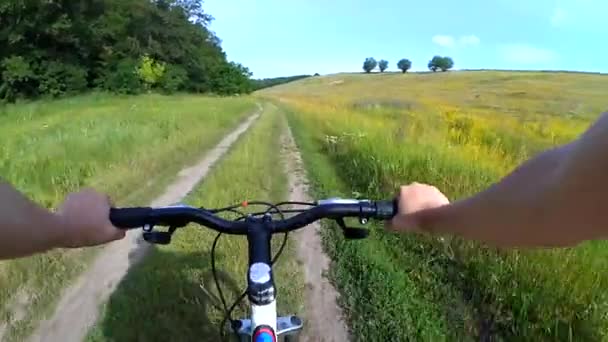 Un hombre en un paseo en bicicleta está montando en un camino de tierra - Metraje, vídeo