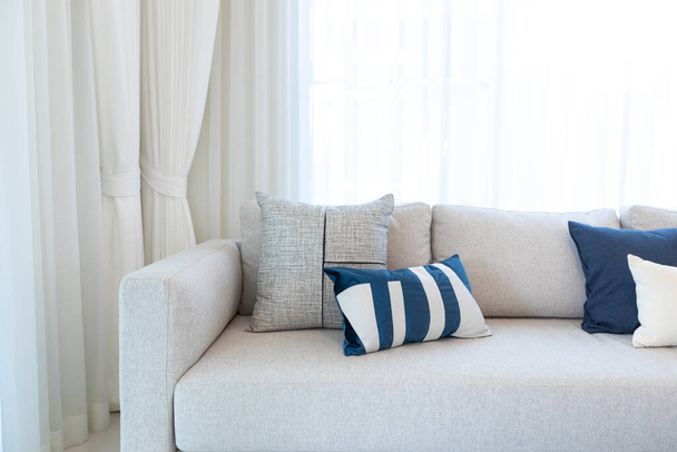 зручний диван у сучасній вітальні
 - Фото, зображення