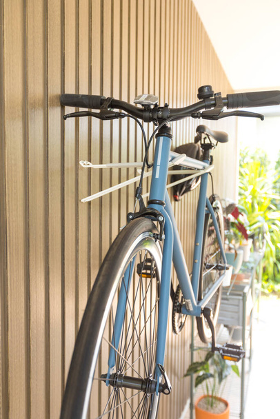 polkupyörän roikkuu puinen seinä - Valokuva, kuva