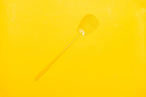 Žlutá moucha plácačka izolované na žlutém pozadí - Fotografie, Obrázek