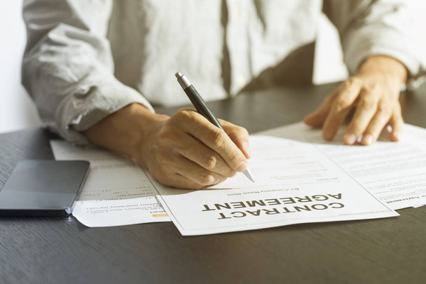 businessman signing a contract - Φωτογραφία, εικόνα