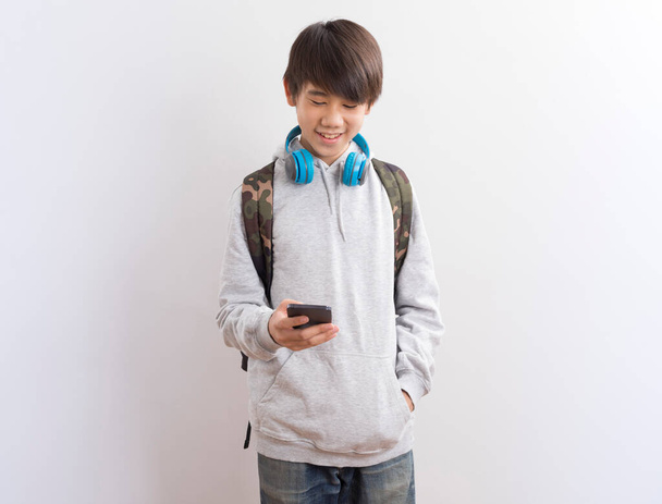 portré egy fiúról mobiltelefonnal - Fotó, kép