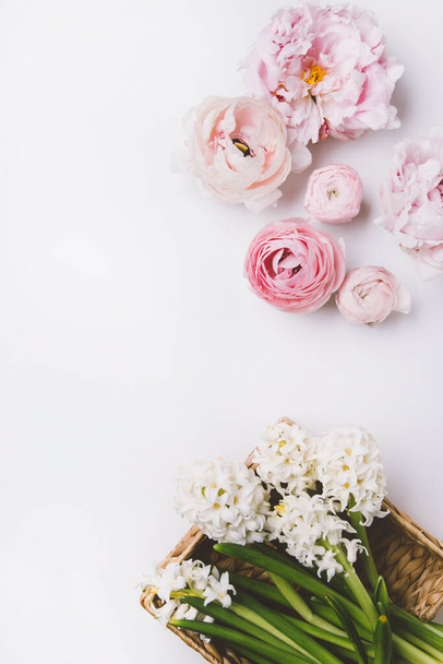 pink flowers on white background, postcard mockup - Foto, Bild