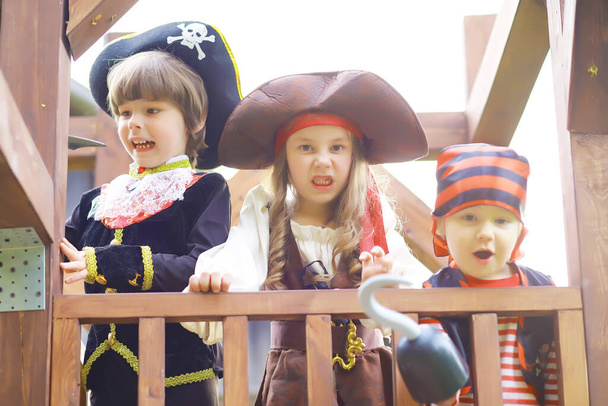 Kinderfeest in piratenstijl. Kinderen in piratenkostuums spelen op Halloween. - Foto, afbeelding