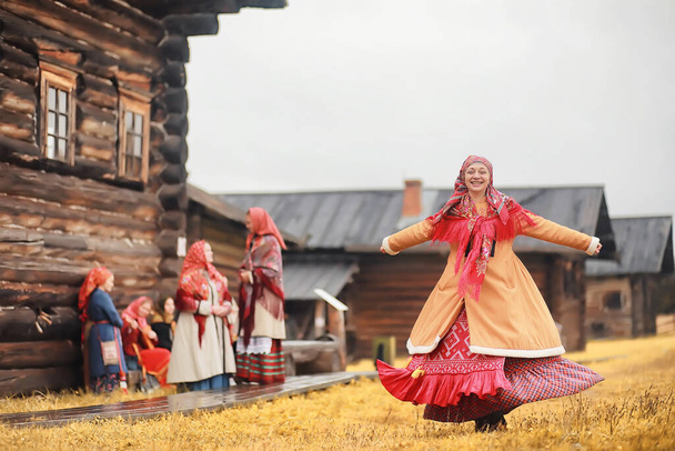 Rituales eslavos tradicionales en el estilo rústico. Al aire libre en verano. Granja de aldea eslava. Campesinos con túnicas elegantes. - Foto, imagen