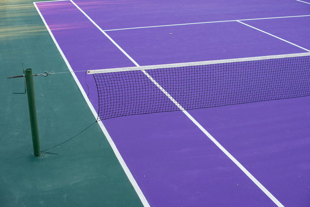 Colorida pista de tenis con superficie pintada de púrpura - Foto, imagen