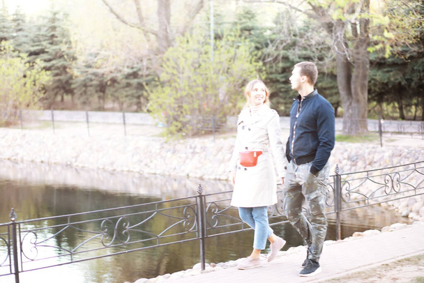 Mies ja tyttö rakastunut ensitreffeillä syksyllä kaupungin puistossa. - Valokuva, kuva