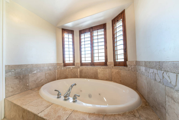 Goutte dans la baignoire avec carrelage de marbre rugueux surround et pont - Photo, image