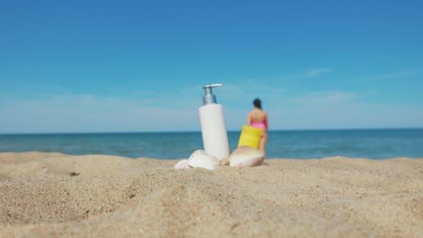 Conceito de conchas e protetores cremes solares na praia - Filmagem, Vídeo