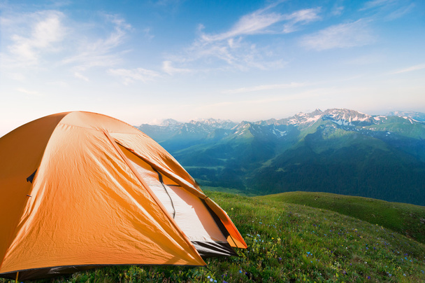 Camping en montañas
 - Foto, Imagen