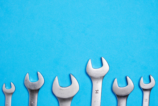 Set of wrenches on a blue background - Zdjęcie, obraz