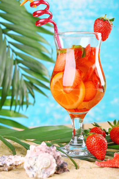 Refreshing strawberry cocktail on sand beach  - Fotoğraf, Görsel