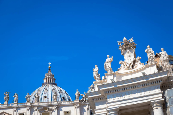 Città del Vaticano a Roma. Dettaglio della Cupola della Chiesa di San Pietro sul colonnato del Bernini - Foto, immagini