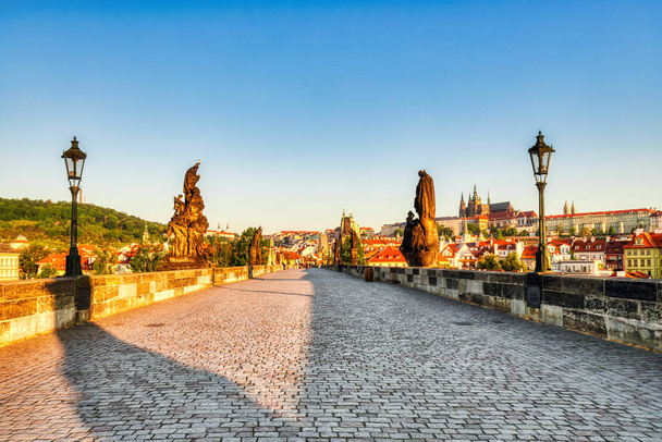 Most Karola o wschodzie słońca, Praga, Czechy  - Zdjęcie, obraz