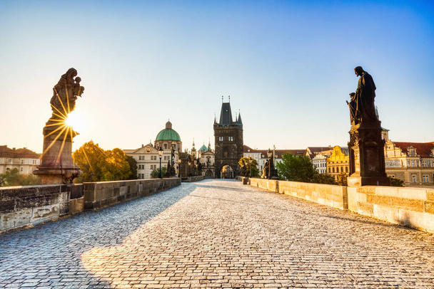 Most Karola o wschodzie słońca, Praga, Czechy  - Zdjęcie, obraz