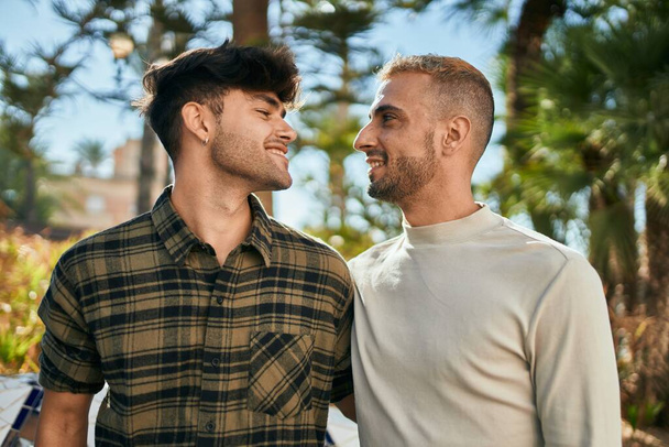 Giovane coppia gay sorridente felice e abbracciare la città. - Foto, immagini