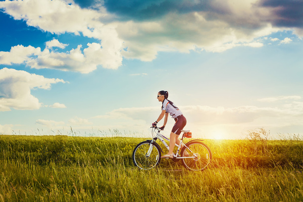 Nainen ajaa polkupyörällä - Valokuva, kuva