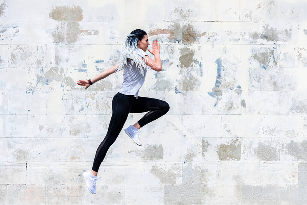 Fitness sport nő afrikai fonat csinál nyújtás gyakorlat a parkban - Fotó, kép
