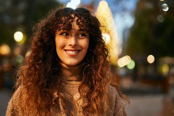 Young hispanic woman smiling happy standing at the city - Foto, Bild