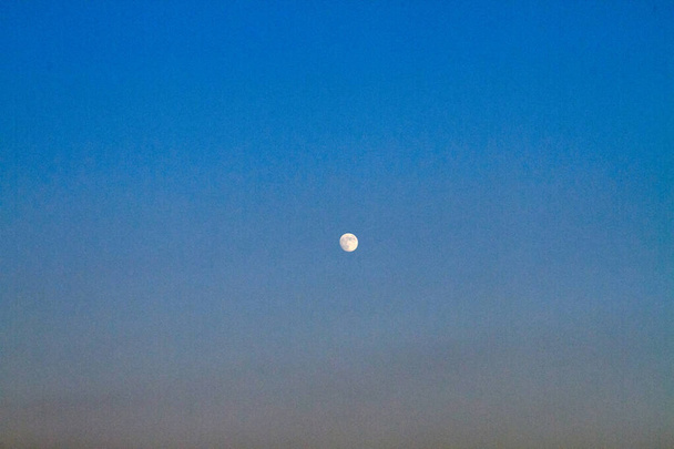 La luna sobre el crepúsculo cielo nocturno fondo. - Foto, imagen