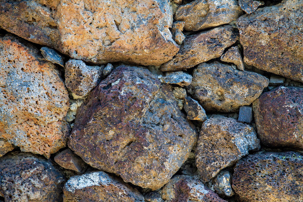Кам'яна стіна, що складається з дрібних і великих каменів, створює бар'єр
 - Фото, зображення