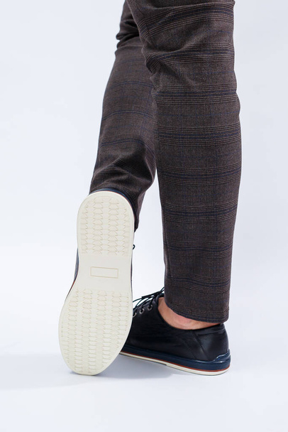 Egy férfi klasszikus fekete cipőt visel, természetes bőrből, csipkén, férfi cipőben, üzleti stílusban. Kiváló minőségű fénykép - Fotó, kép