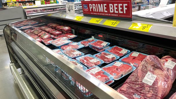 Orlando, FL USA - 31. toukokuuta 2021: Tuoreet palat Prime Beef lihaa Sams Clubin ruokakaupan jääkaapissa, jonka kuluttajat voivat ostaa. - Valokuva, kuva