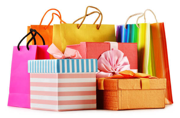 Подарочные коробки и красочные подарочные пакеты изолированы на белом
 - Фото, изображение