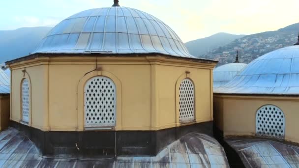 ドローンとブルサの歴史的な壮大なモスクの空中ビュー。ミナレットマスジド神秘的な神の宗教神秘的な永遠の宗教イスラム崇拝の場所オスマン帝国の建築の偉大なモスクウル・カミイドームイスラム教徒のモスラムSeljukトルコのパターン4K - 映像、動画