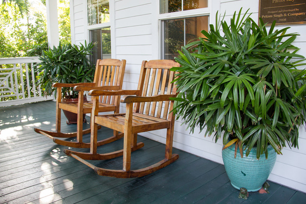 Bir veranda sandalye sallanan - Fotoğraf, Görsel