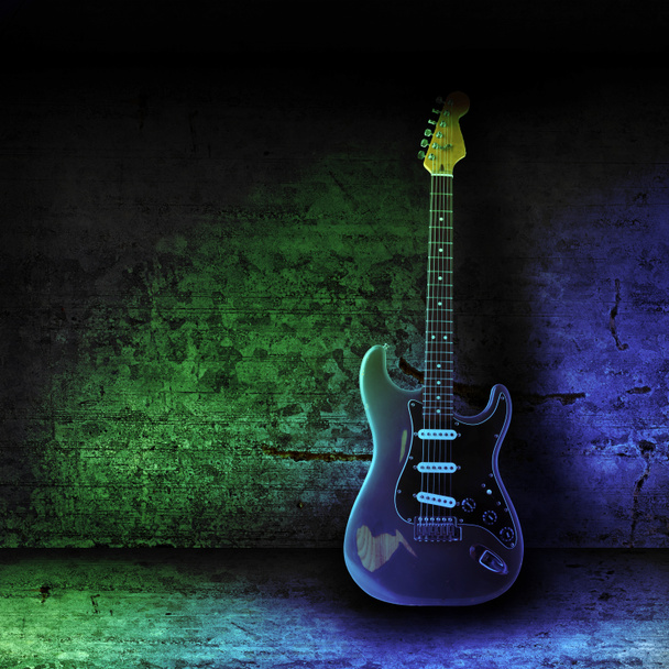 ηλεκτρική κιθάρα και το τείχος - Φωτογραφία, εικόνα