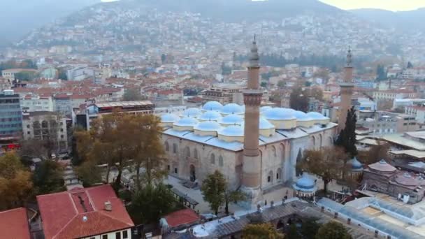 ドローンとブルサの歴史的な壮大なモスクの空中ビュー。ミナレットマスジド神秘的な神の宗教神秘的な永遠の宗教イスラム崇拝の場所オスマン帝国の建築の偉大なモスクウル・カミイドームイスラム教徒のモスラムSeljukトルコのパターン4K - 映像、動画