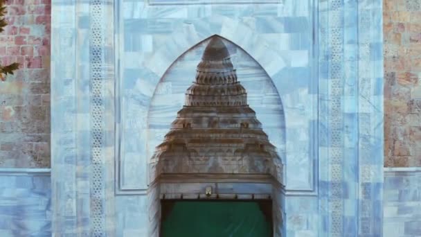 Légi kilátás Bursa történelmi nagy mecset drón.Minaret masjid misztikus isten vallás titokzatos éteri örökkévalóság vallási iszlám istentiszteleti hely oszmán építészet Nagy mecset Ulu Camii kupolák muszlim muszlim muszlim Seljuk török minták 4K - Felvétel, videó