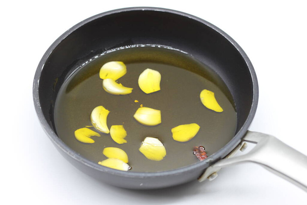 aglio e peperoncino in padella con olio d'oliva - Foto, immagini