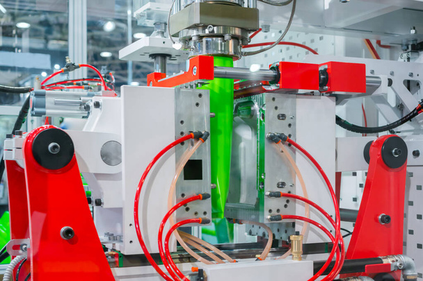 Automatikus fúvógép: üres zöld műanyag kanna gyártása - Fotó, kép