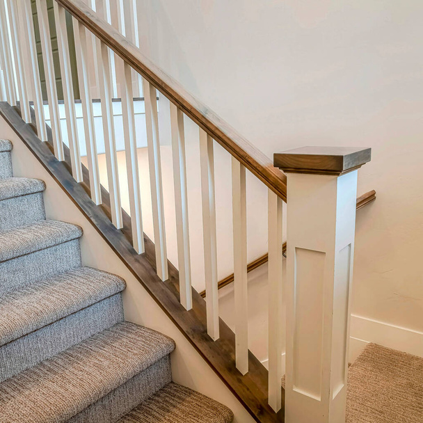 Escadaria quadrada em forma de U que liga a área de estar para o porão ou garagem - Foto, Imagem
