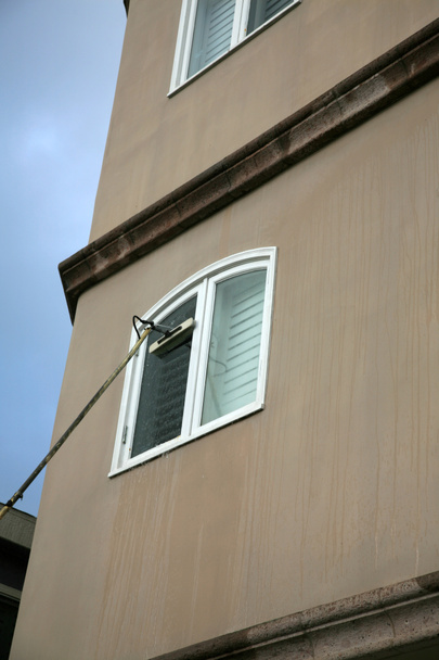 窓掃除。洗濯窓。ウィンドウ洗浄サービス。プロのウィンドウクリーナーは、 SqueekieクリーンなサービスのためのDi Ionized Spot Free Waterでウィンドウを洗浄してリンスします。窓延長棒で洗う。無料で洗えるスポットとリンス!  - 写真・画像