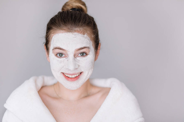 žena dělat kosmetické ošetření, obličejová bílá maska doma - Fotografie, Obrázek