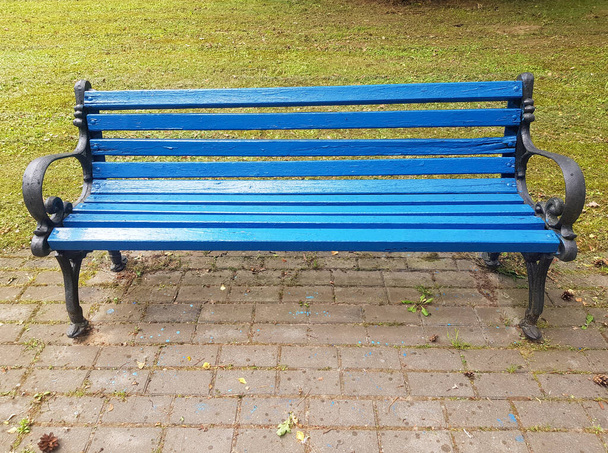 Un banc en bois bleu en gros plan. Banc de parc pour les loisirs - Photo, image