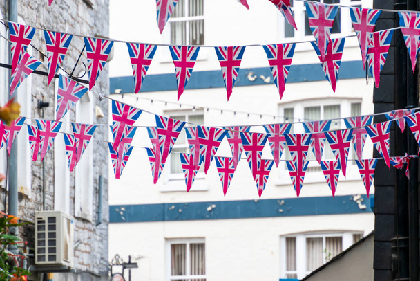 British Union Jack bandeira triangular pendurado em preparação para uma festa de rua. Decorações festivas de Union Jack bunting. - Foto, Imagem