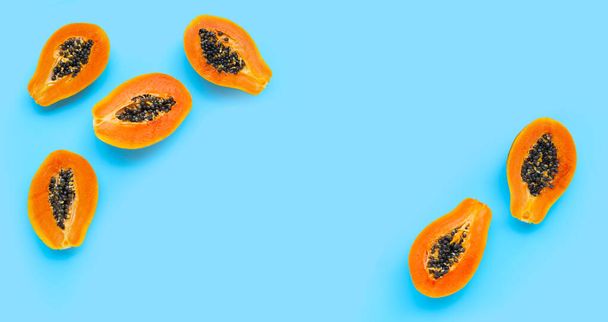 Papaya frutta su sfondo blu. Vista dall'alto - Foto, immagini