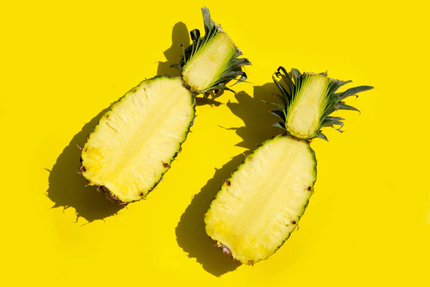 Frische Ananas auf gelbem Hintergrund. Kopierraum - Foto, Bild