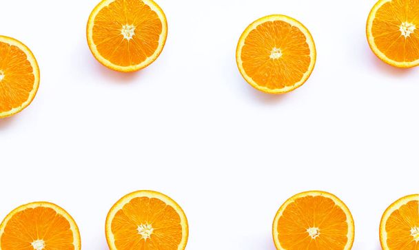 Hoge vitamine C, sappig en zoet. Frame gemaakt van vers oranje fruit op witte ondergrond. - Foto, afbeelding