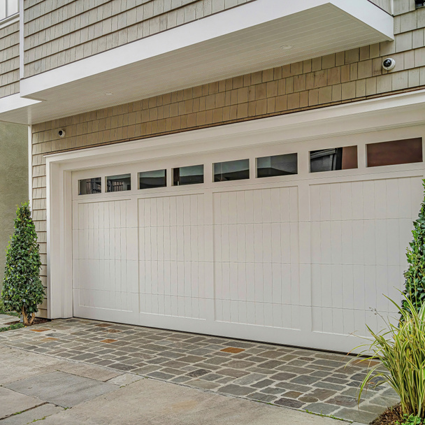 Square Two storey houses in Long Beach with glass paned garage doors at the facade - Photo, Image