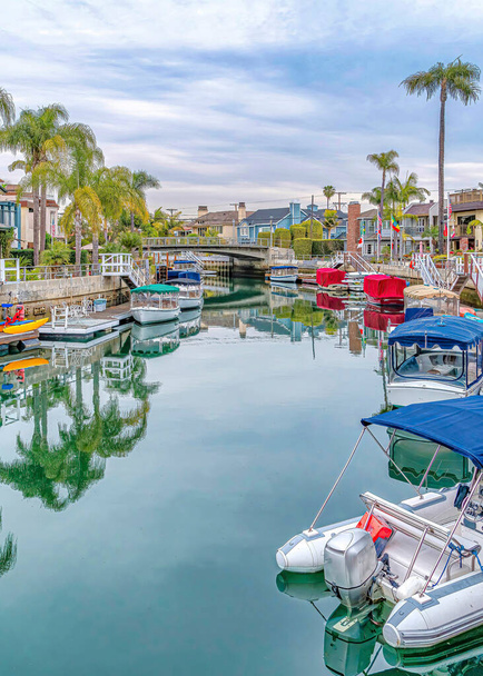 Pystysuorat Pienet veneet ja pedaaliveneet kanavan laiturissa Long Beach Kaliforniassa - Valokuva, kuva